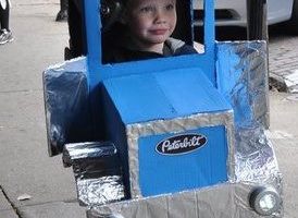 Impresionante disfraz de Halloween de Peterbilt Truck para niños