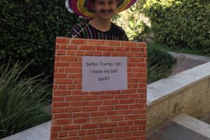 Impresionante disfraz de pared mexicano con el cartel de Donald Trump