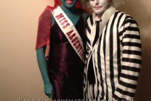 Impresionante disfraz de pareja: Miss Argentina y Beetlejuice