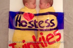 Impresionante idea de disfraz para bebés gemelos: ¡Feliz Halloween de parte de nuestros TWINkies!