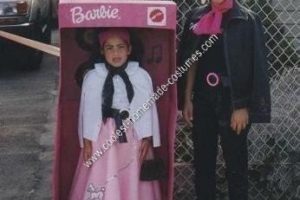 La muñeca Barbie casera más genial con un disfraz de Halloween en una caja