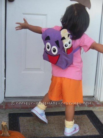 Mi hija CJ está enamorada de Dora la Exploradora, como ella la llama, como todas las demás niñas del mundo.  Fue una decisión fácil de tomar