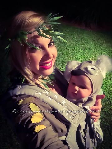 Lindo disfraz de mamá y bebé: ¡koala en un eucalipto!