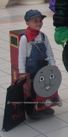 A mis hijos les encantaba Thomas the Tank Engine.  En Halloween, hace 2 años, decidimos que serían Thomas y James.  Pensé que podría pagar los costos