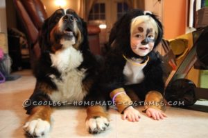Niña disfrazada de su perro para Halloween