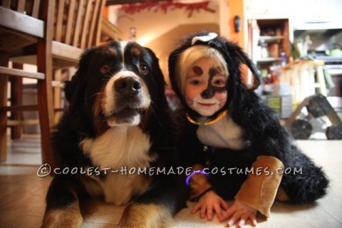Niña disfrazada de su perro para Halloween