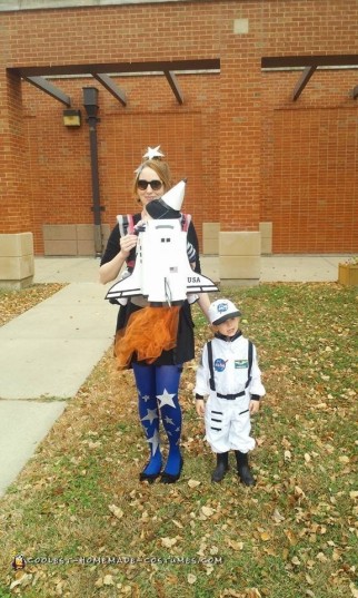 Portador de cohetes y disfraz de astronauta de Halloween