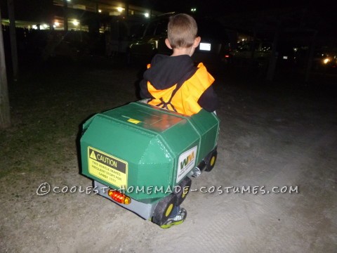 Traje casero de pequeño camión de basura para niño