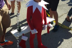 Traje de elfo en la estantería para niño