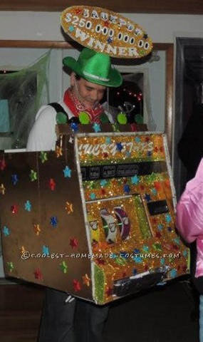 Se me ocurrió la idea de hacer este traje de trabajo para una máquina tragamonedas durante un viaje en autobús a un casino cercano.  El traje está hecho sin tener en cuenta la iluminación y