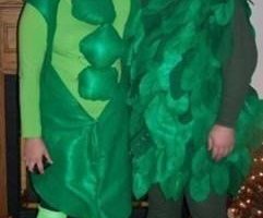 Una vaina de judías verdes y un traje para un par de alegres gigantes verdes