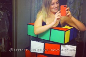 ¡Un disfraz de cubo de Rubik hecho en casa que fue un gran éxito!