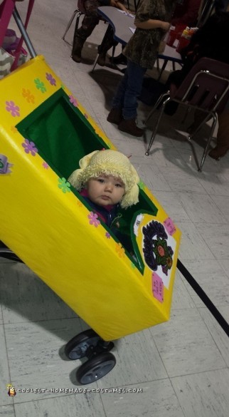 Disfraz de muñeca viviente con campo de coles