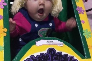 Disfraz de muñeca viviente con campo de coles