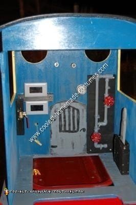 Disfraz de Halloween de Thomas the Tank Engine hecho en casa