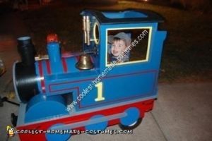 Genial disfraz de Halloween de Thomas the Tank Engine DIY