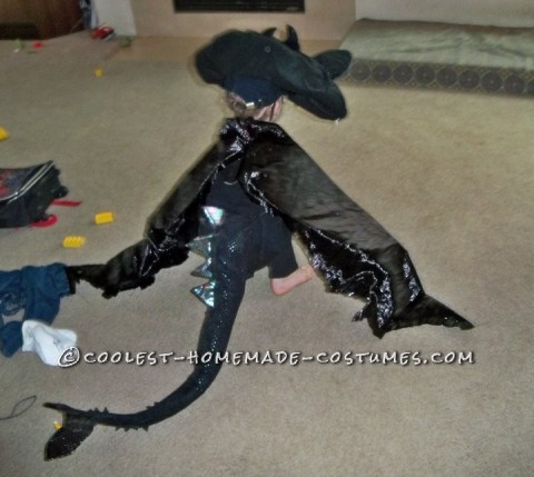 Hice esto para mi hijo de 4 años.  La camisa y los pantalones son solo pantalones de chándal negros.  Dragon Toothless, el dragón principal de la película Cómo entrenar a tu doctor