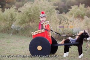 Disfraz de pequeño soldado romano y carroza