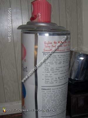 Traje casero de una lata de pintura en aerosol.