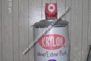 El disfraz casero más genial de una lata de pintura en aerosol.