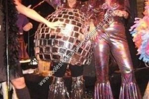 La bola de discoteca casera más chula y el disfraz para una pareja de bailarinas disco