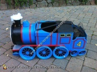 Disfraz de tren Gordon hecho en casa para un niño para la idea de Halloween