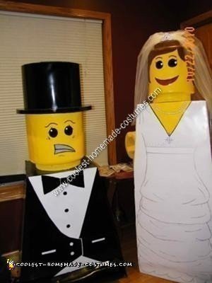 Idea de disfraz de pareja de Halloween de novia y novio de Lego hecho en casa
