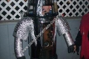 Genial idea de disfraz de robot de Halloween DIY