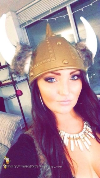 Bonito disfraz de vikingo para mujer con sus propias manos.