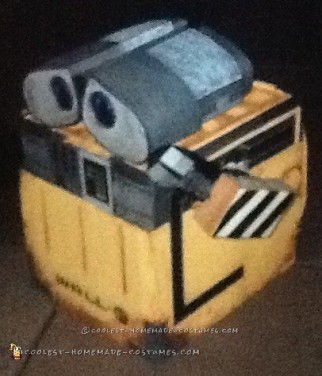 Genial disfraz de WALL-E para bebé niño