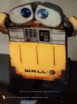 Genial disfraz de WALL-E para bebé niño