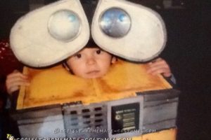 Genial disfraz de WALL-E para bebé niño