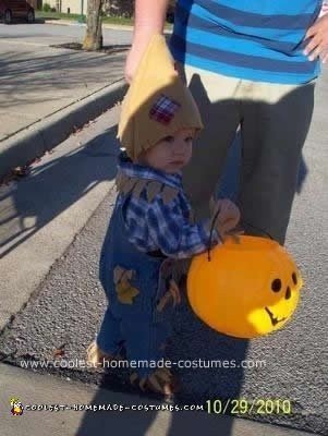 Disfraz de espantapájaros casero para niños pequeños de Halloween