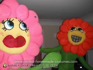 Disfraz casero de flores danzarinas para una pareja