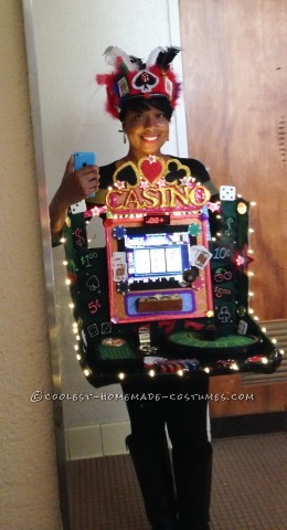 Genial disfraz de dama de la suerte para trabajar en un casino