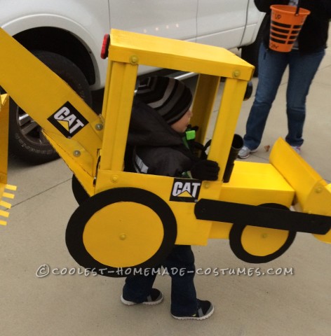 Disfraz de excavadora súper genial para un niño de 3 años (¡un montón de golosinas!)