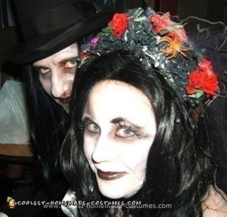 Disfraz casero de Halloween para los novios muertos