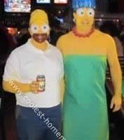 El mejor disfraz de pareja de Halloween de Homer y Marge Simpson DIY