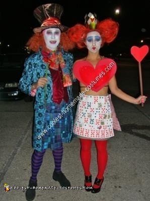 Idea casera de disfraz de reina de corazones para Halloween