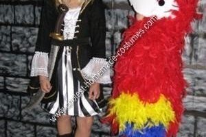 La mejor pirata pirata hecha en casa con un par de disfraces de loros