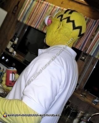 Idea casera de disfraz de pareja de Los Simpson para Halloween