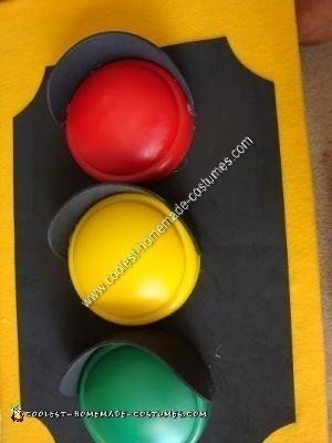 Idea de disfraz de Halloween para niños con semáforo casero