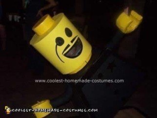 Disfraz de policía de Lego hecho en casa para Halloween