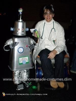 Traje de robot brillante hecho en casa