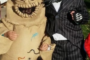 El mejor disfraz de Oogie Boogie con Jack y Sally de Pesadilla antes de Navidad