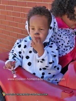 Disfraz de bebé móvil hecho en casa de Cruella DeVille para Halloween