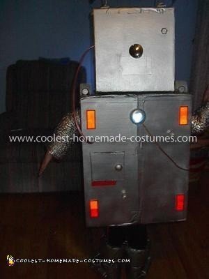 traje de robot hecho a mano