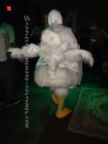 ¡El mejor disfraz de Coronel Sanders montando un pollo gigante!