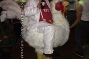 ¡El mejor disfraz de Coronel Sanders montando un pollo gigante!
