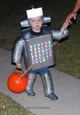 Disfraz de robot de Halloween para niños hecho en casa